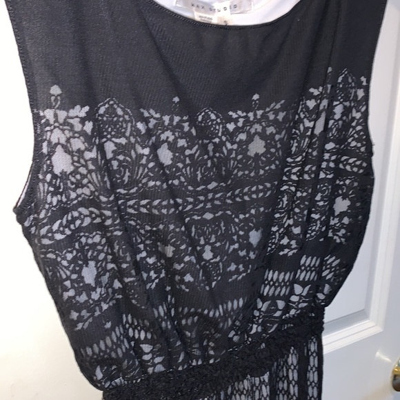 Sleeveless black and white dress with beautiful detailing - Picture 2 of 6